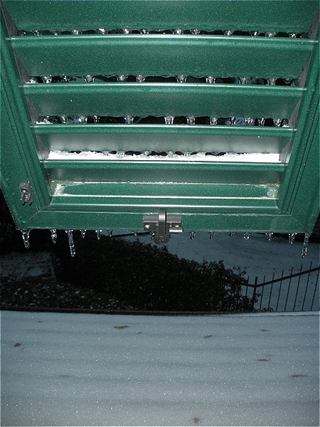 Vista con neve e ghiaccioli