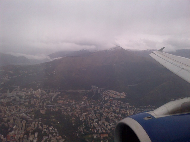 Il Monte Fasce con un piccolo cappuccio di neve.