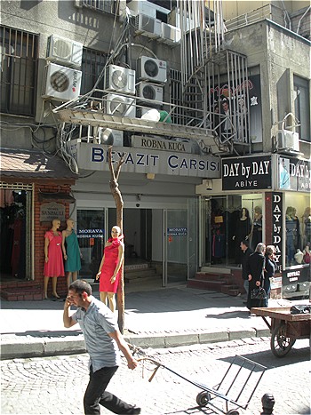 Di fronte all'albergo il manichino garrottato, il carrettiere che parla al cellulare, segni di culture miste intorno.