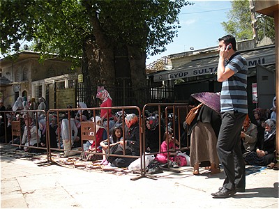 Donne in preghiera nel recinto a loro riservato.