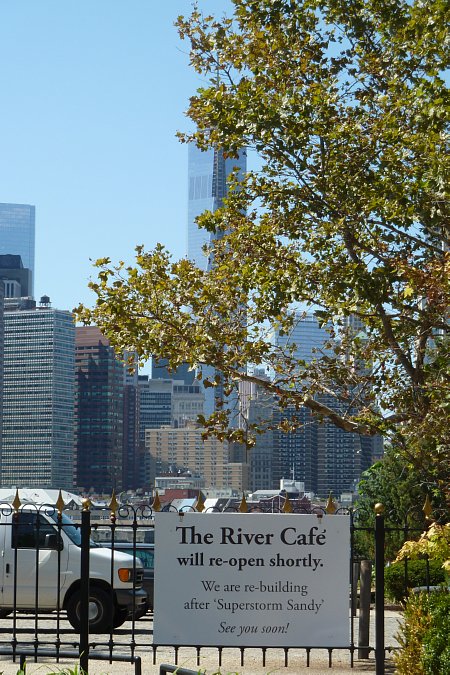 Il famoso River Cafè è ancora chiuso dopo l'uragano.