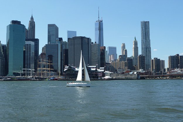 Tra traghetti veloci, water-taxi, ferries, polizia, chiatte e rimorchiatori, pur avendo la precedenza io non sarei tranquillo in barca a vela sull'East River.