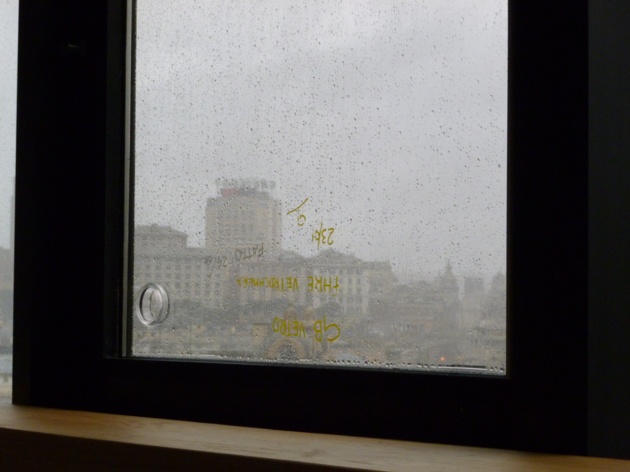 Come resistere alla tentazione di mettere un'altra foto del mio buco NEL VETRO INTERNO della finestra in ufficio ?