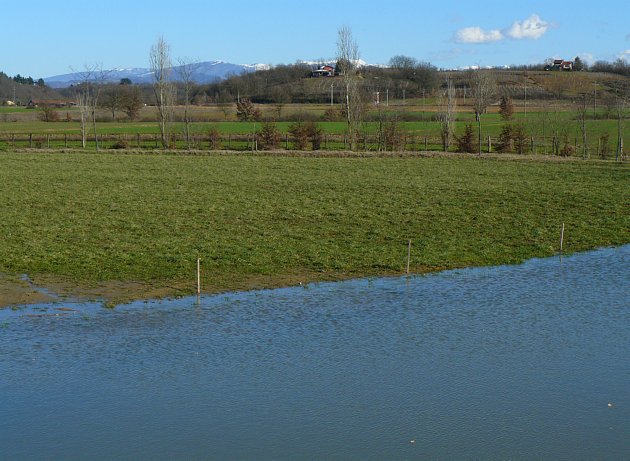 Le montagne innevate si riflettono nelle acque cristalline.