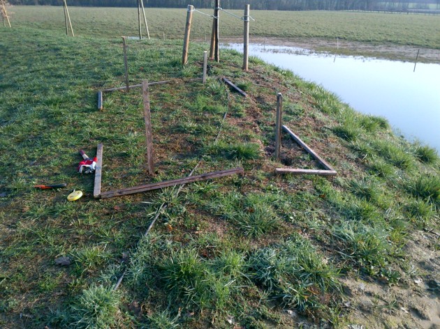 Prende forma. A fatica.