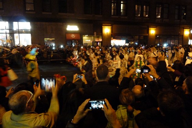 Decine di Zombie al ritmo di Thrilled di Michael Jackson suonato ad un volume  più forte di un jumbo al decollo.