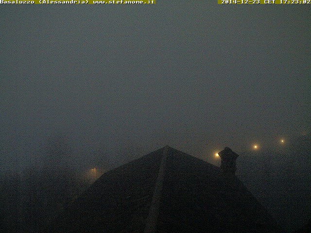 Romantica immagine serale di Basaluzzo. Ma che palle questa nebbia.