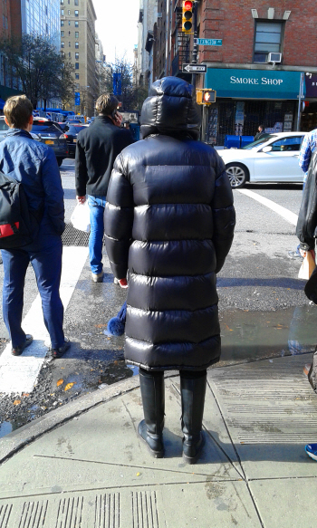 Miriam in versione Dart Vader invernale.