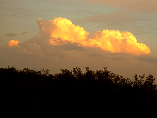 Un modesto temporale sopra la costa ligure, verso il Beigua. La foto è ancora meno che modesta, ed è anche photoshoppata.